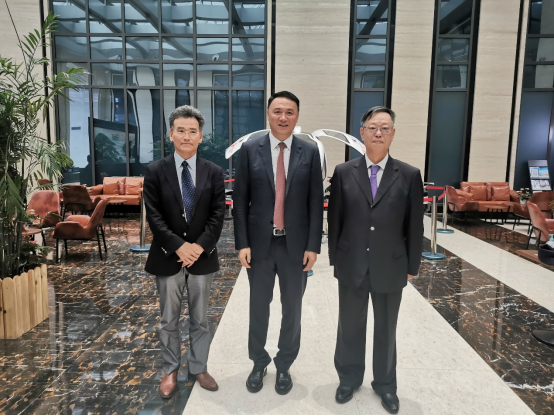 驻阿塞拜疆大使、前驻俄罗斯公使、外交部欧亚司原司长、中国前外交官联谊会副会长、中国前驻乌克兰大使、前驻哈萨克斯坦大使 张喜云（左）中国产业发展促进会副会长 李小军（中）、中国前驻日本使馆参赞、前驻日本大阪总领馆领事、中国外交学会研究部副主任、亚非拉部主任、副秘书长、外交部领事司参赞 田培良（右）