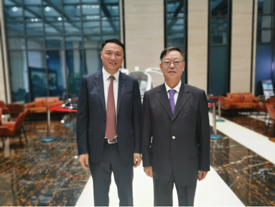 中国产业发展促进会副会长李小军（左）中国前驻日本使馆参赞、前驻日本大阪总领馆领事、中国外交学会研究部副主任、亚非拉部主任、副秘书长、外交部领事司参赞 田培良（右）